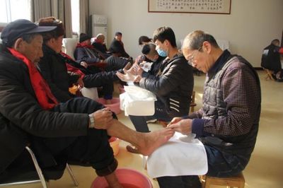 临沂市部分企业组团到凯旋老年养护院献爱心